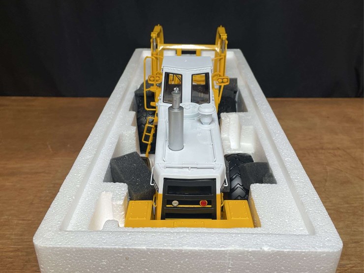 1/25-ih-560-pay-loader-nib-1st-gear-image-6