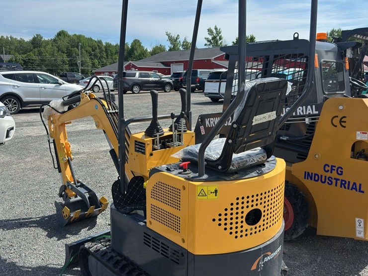 2025-landhero-ldh-kn16-hydraulic-mini-excavator-image-4