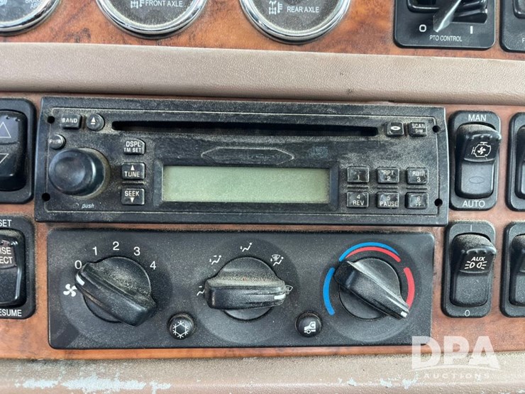 2008-peterbilt-384-image-63