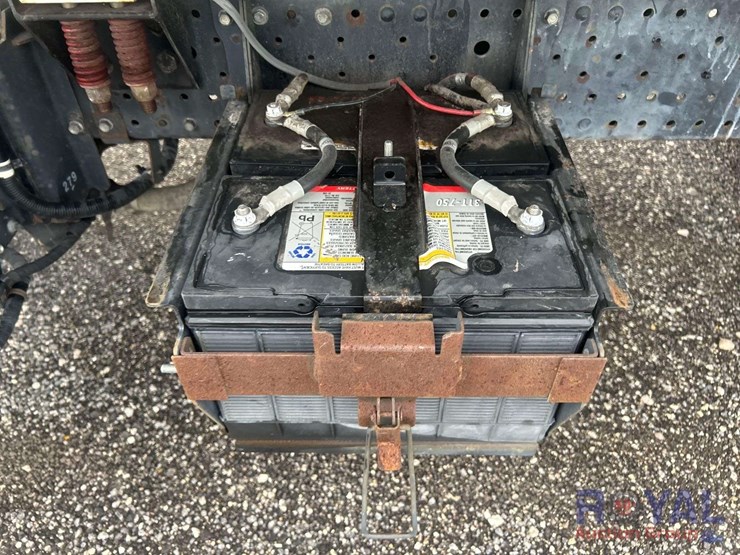 2021-isuzu-nrr-image-24