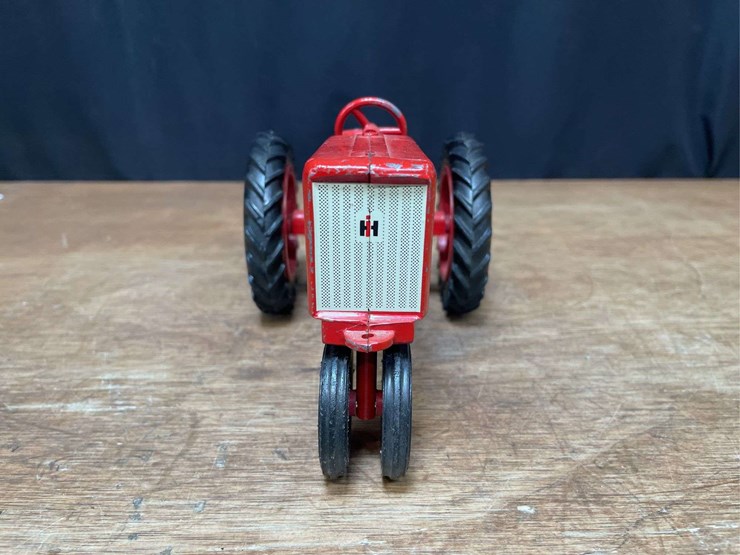 1/16-farmall-404-ertl-image-9