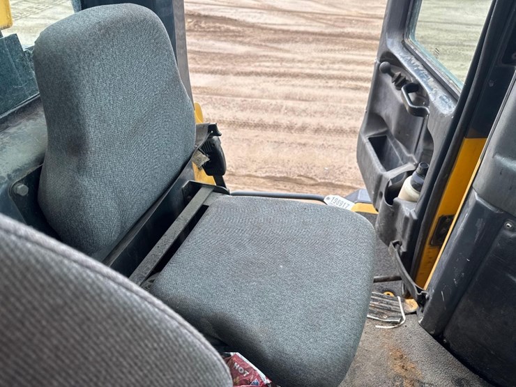 2014-deere-250d-image-30