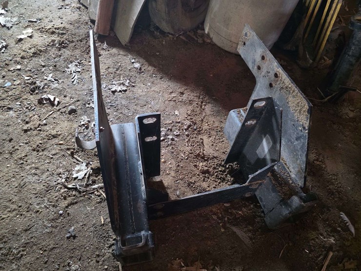 300-gallon-poly-tank-with-front-mount-saddle-with-brackets,-came-off-ih-7130-tractor-image-12