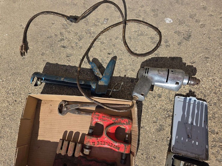drill-bits,-drill-(working-order),-sickle-tool,-hammer,-caulking-gun-image-3