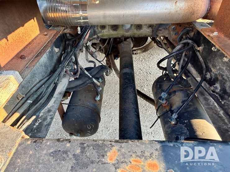 1993-peterbilt-377-image-28