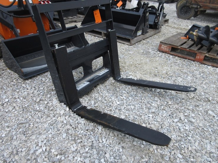 wolverine-mini-skid-steer-pallet-forks-image-2