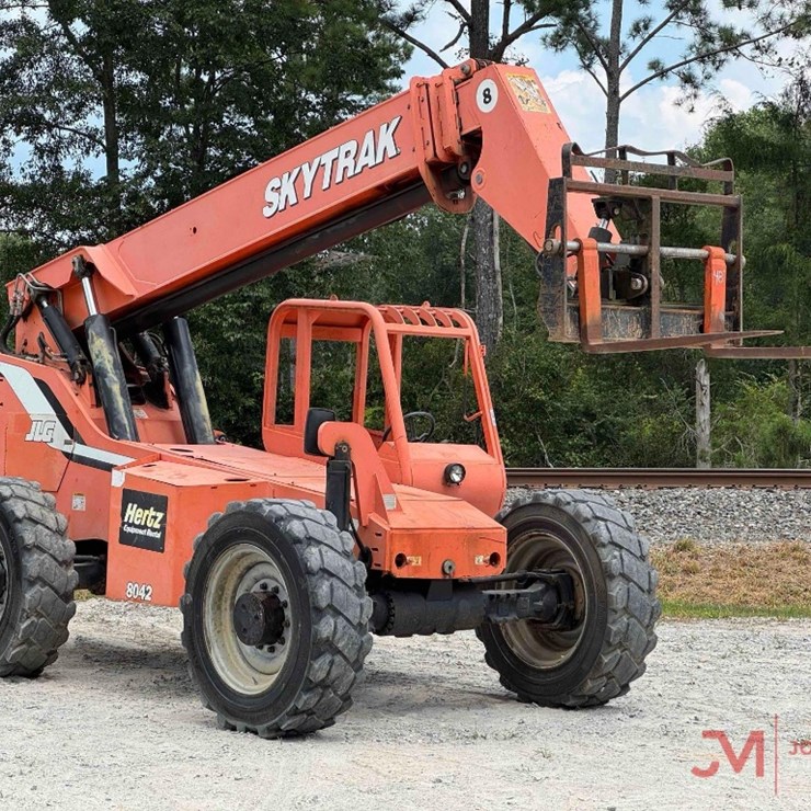 2005 JLG 8042