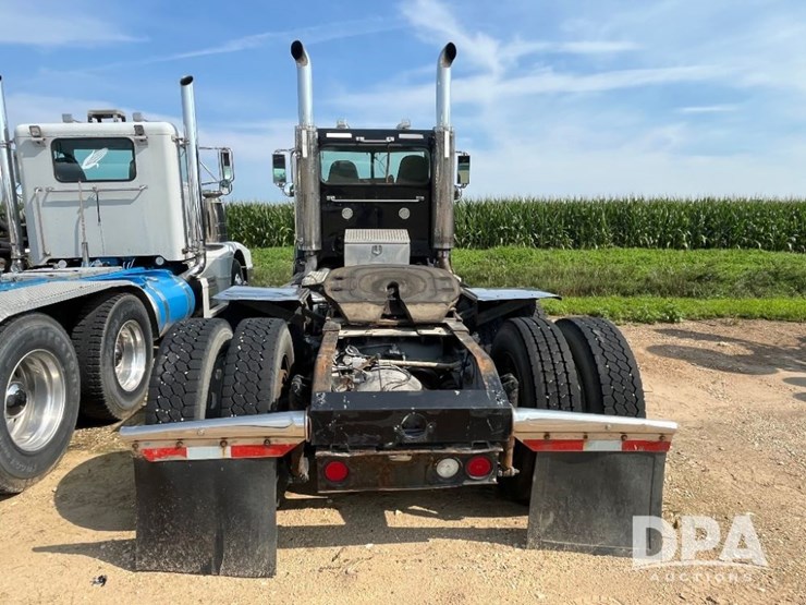 2008-peterbilt-384-image-10