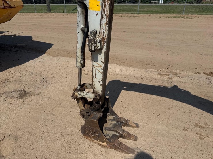 takeuchi-tb210r-image-18