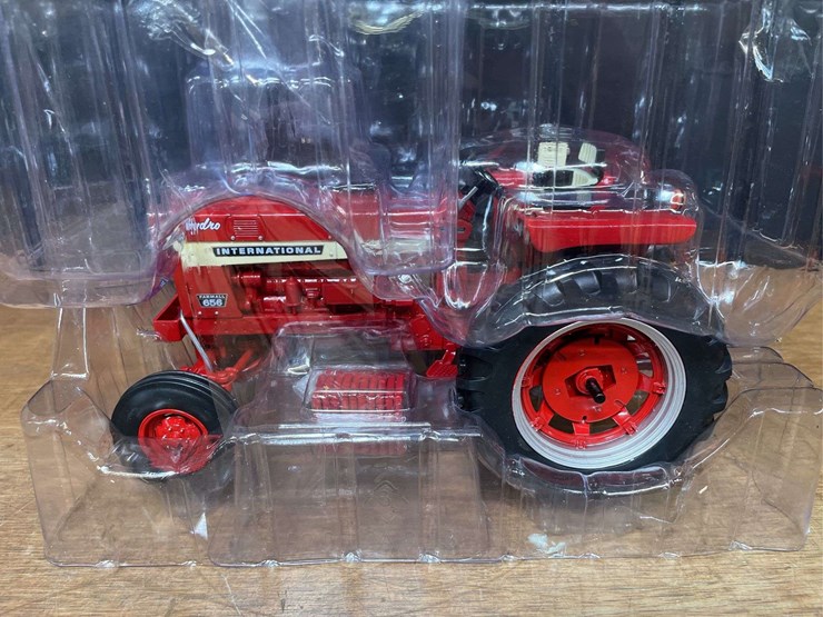 1/16-farmall-656-hydro-2011-ttt-nib-ertl-image-2