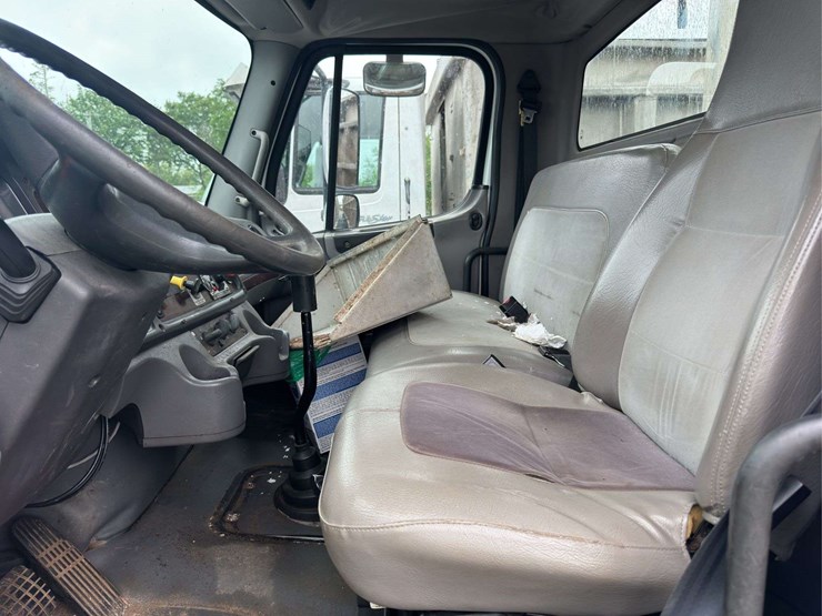 2005-freightliner-m2-106-t/a-dump-truck-(26’-box)-image-14