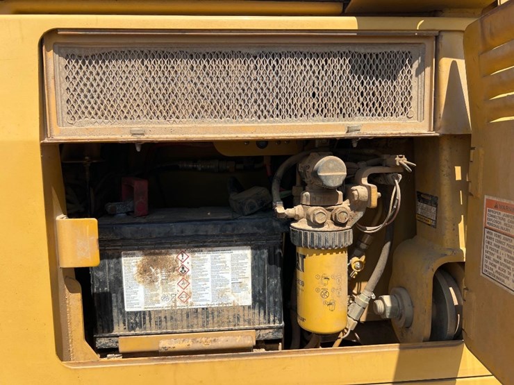 2004-caterpillar-d3g-xl-image-31