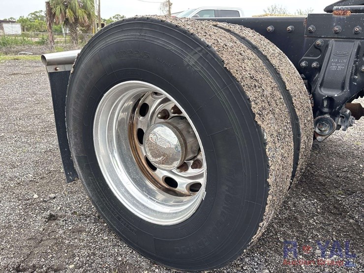 2009-peterbilt-384-image-44