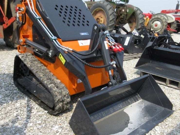 land-hero-mini-skid-steer-image-2