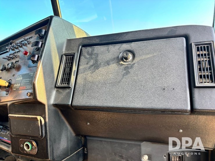 1993-peterbilt-377-image-82