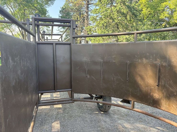bz-welding-portable-cattle-tub/alley,-adjustable-width-alley,-slide-gates-on-both-ends-of-alley,-tub-image-20