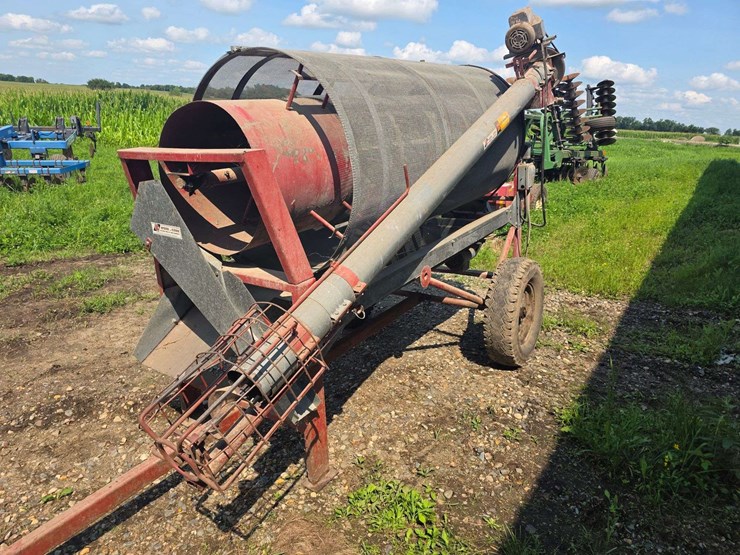 hutchingson-single-phase-grain-screener,-(2)-1.5hp-electric-motors,-78-15-tires-on-4-bolt-rims-image-3