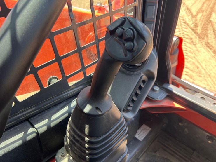 2020-kubota-ssv75-image-27