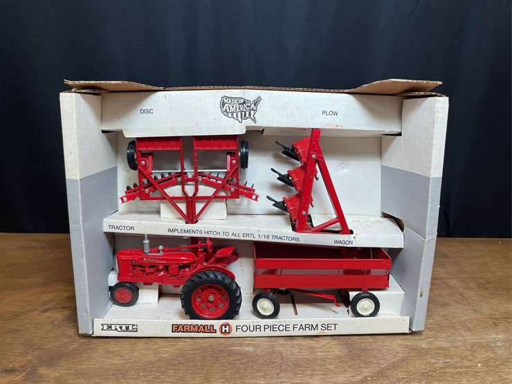 1/16-farmall-h-farm-set-nib-ertl-image-1