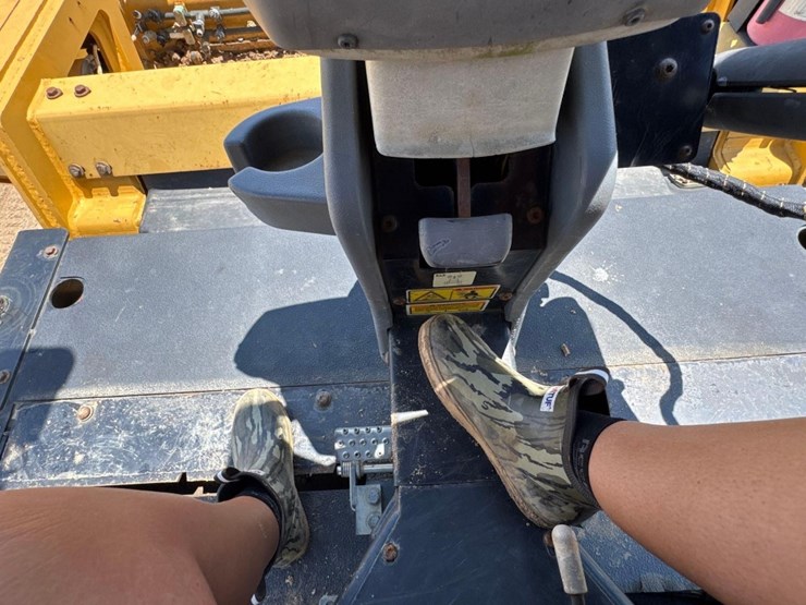 2014-caterpillar-cb54-image-30