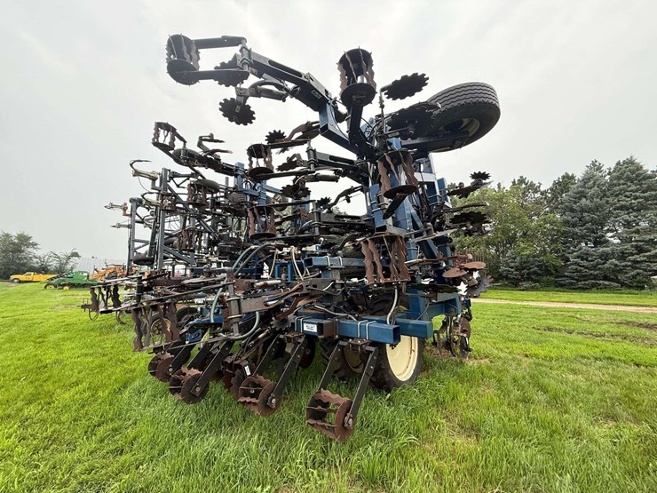blu-jet-strip-till-machine,-set-up-for-liquid-fertilizer-and-anhydrous,-24-row-30”,-(60’-wide),-320/-image-7