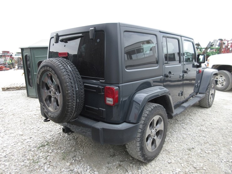 2017-jeep-wrangler-unlimited-sahara-image-3