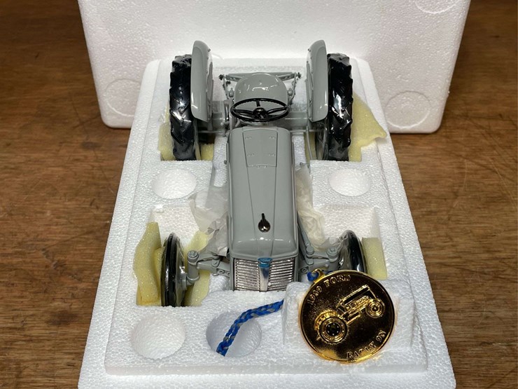 1/16-ford-9n-precision-nib-ertl-image-5