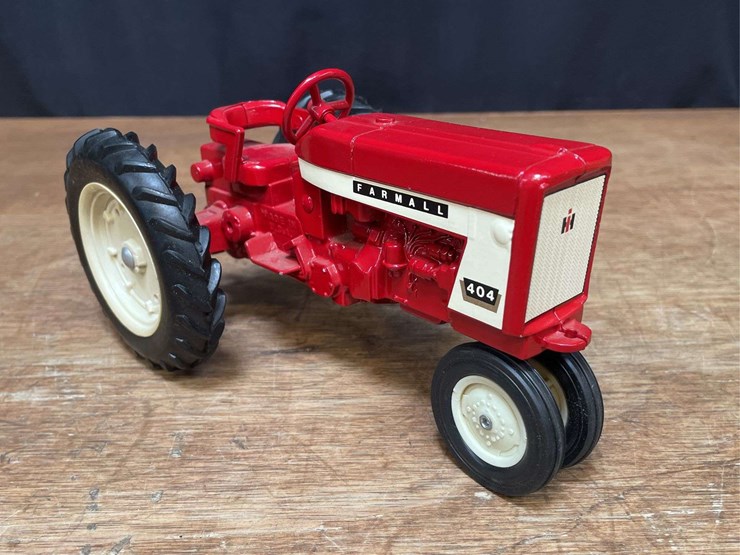 1/16-farmall-404-ertl-image-9