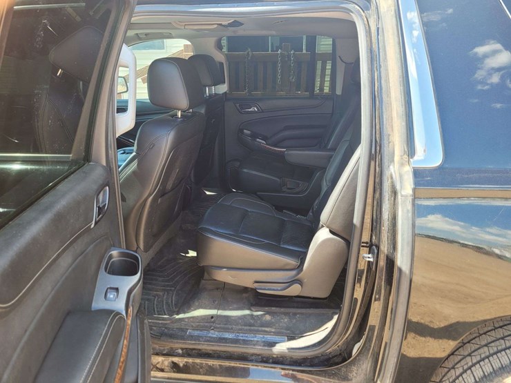 2015-chevrolet-suburban-1500-image-7
