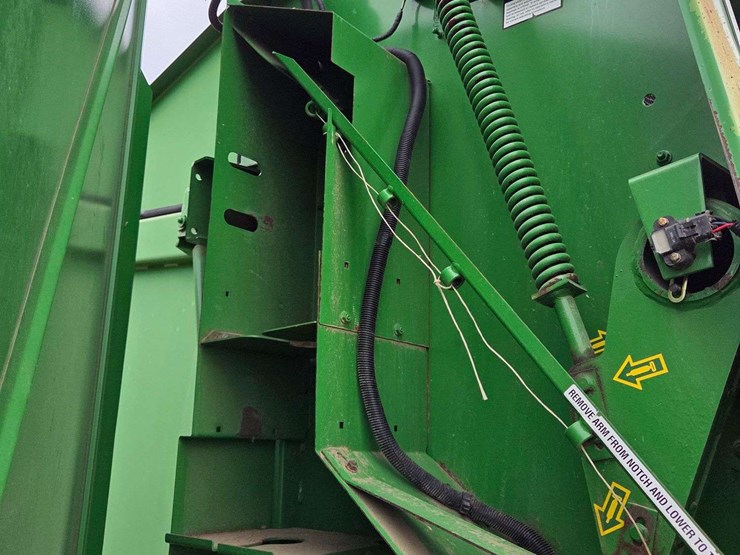 2007-john-deere-568-image-11