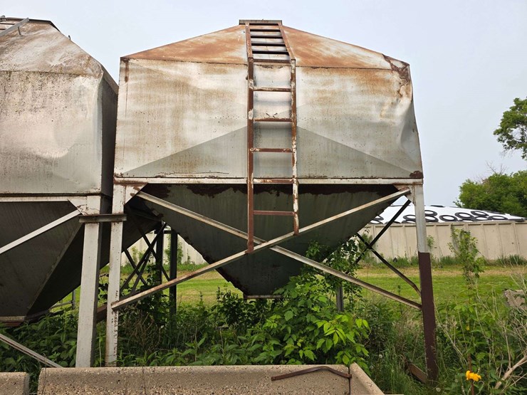 (2)-lowry-30-ton-bulk-bins,-loading-is-available-image-3