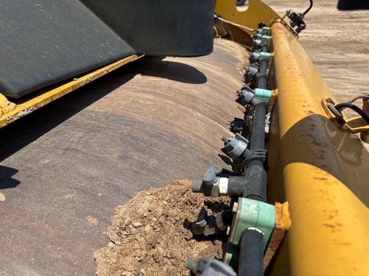 2014-caterpillar-cb54-image-16