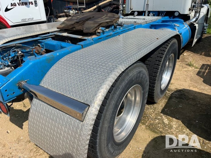 1993-peterbilt-377-image-32