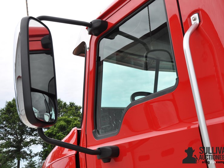 2016-mack-pinnacle-cxu613-t/a-day-cab-truck-tractor-image-19