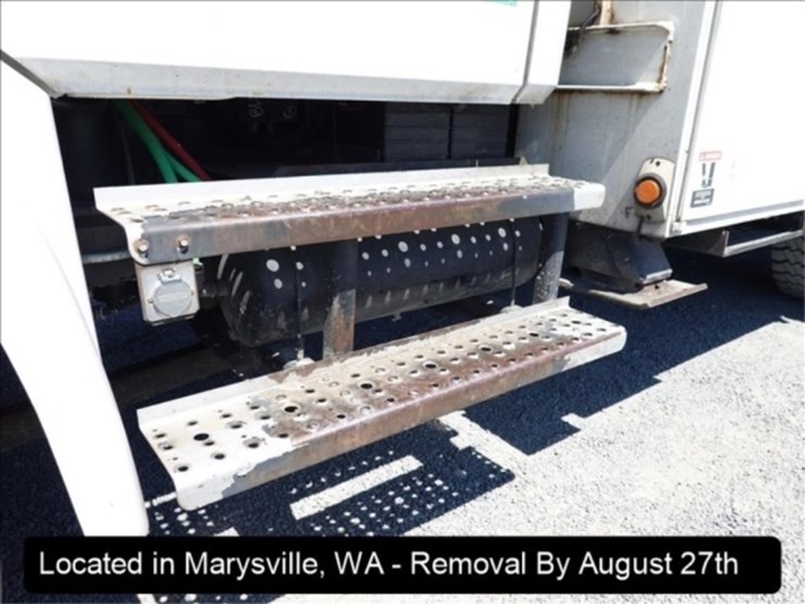 2003-freightliner-fl70-image-31