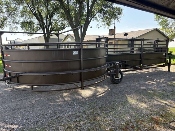 bz-welding-portable-cattle-tub/alley,-adjustable-width-alley,-slide-gates-on-both-ends-of-alley,-tub-image-1