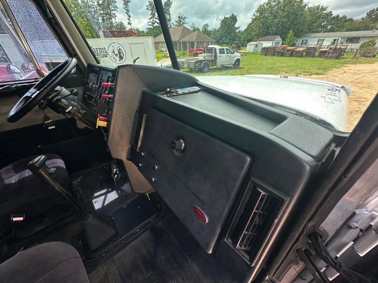 1992-peterbilt-377-image-19