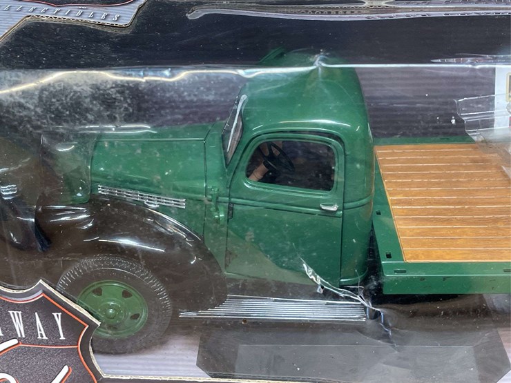 1/16-chevrolet-flatbed-truck-nib-dcp-image-2