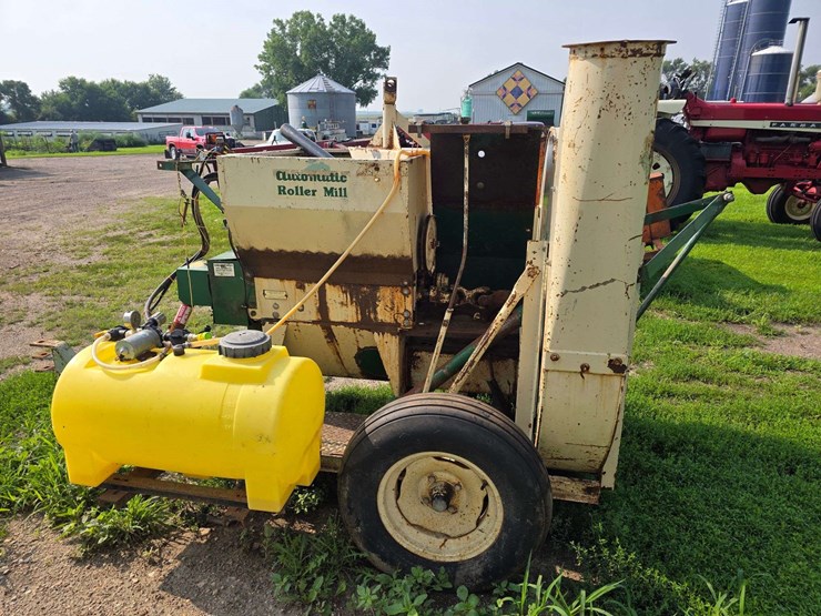 automatic-silage-blower,-set-up-for-high-moisture-corn,-set-up-with-automatic-roller-mill-image-18