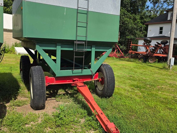 dakon-gravity-box-on-dakon-model-1212-running-gear,-extendable-hitch,-10.00-20-tires-on-8-bolt-rims,-image-3