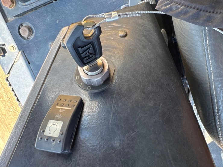 2014-caterpillar-cb54-image-28