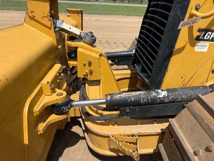 2021-caterpillar-d3-lgp-image-10