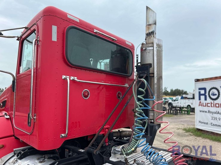 2009-peterbilt-384-image-32