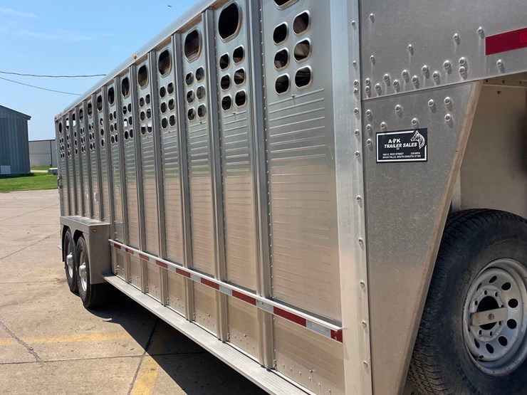 2014-wilson-livestock-trailer-image-15