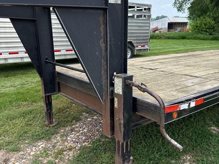 1994-dct-dressen-8ft-x-26ft-gooseneck-flatbed-trailer-image-16
