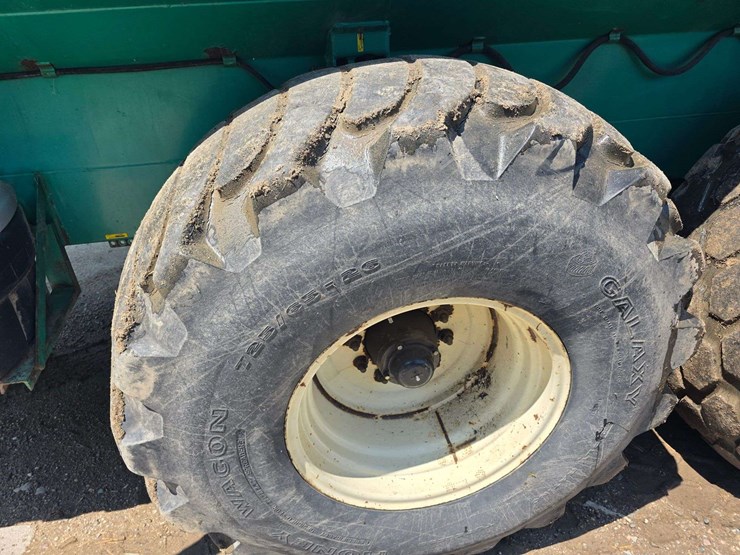 houle-7300-gallon-manure-tank,-3-axle,-front-and-back-axles-steer,-725/65-26-tires,-was-used-in-spri-image-10