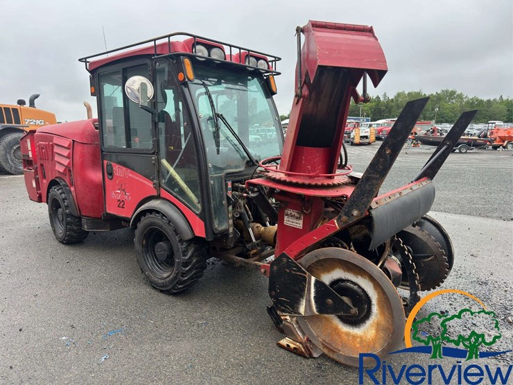 maclean-engineering-mv-sidewalk-blower-with-drop-spreader-and-snowblower-image-2