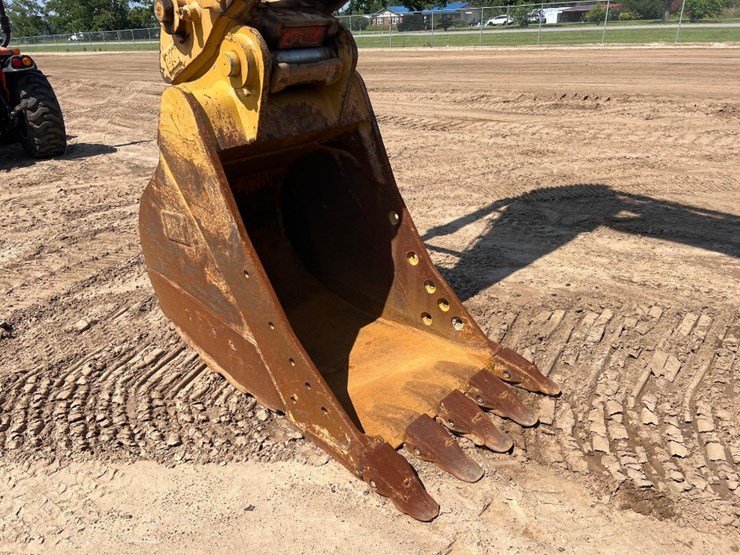 caterpillar-325fl-image-21