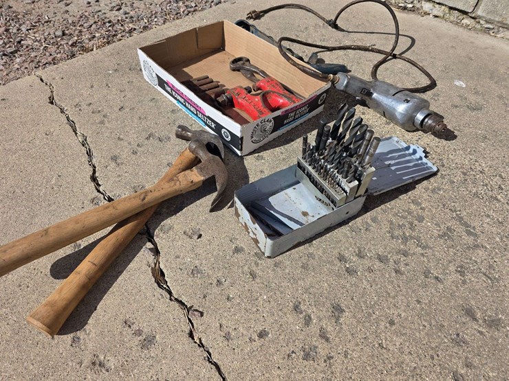 drill-bits,-drill-(working-order),-sickle-tool,-hammer,-caulking-gun-image-1