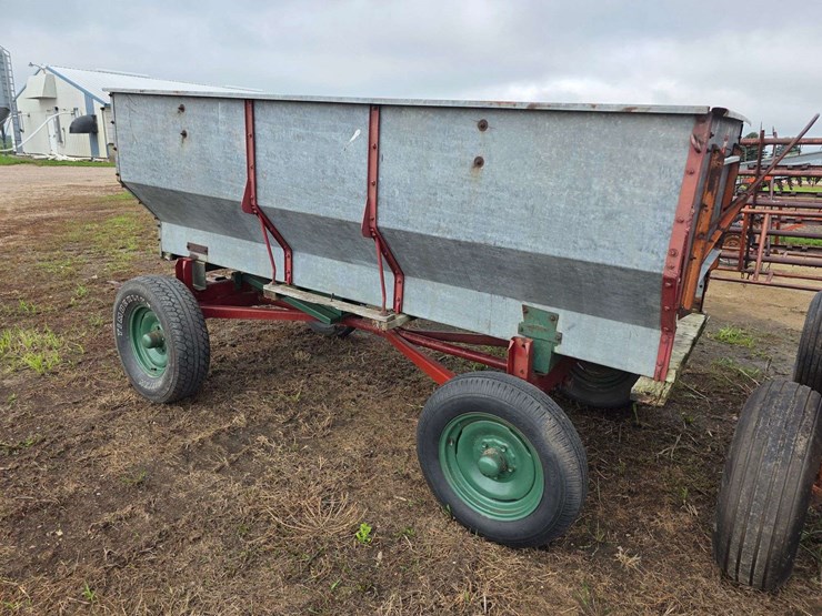 galvanized-flair-box-with-hoist-in-working-order,-on-running-gear,-wood-floor,-16”-tires-on-5-bolt-r-image-18